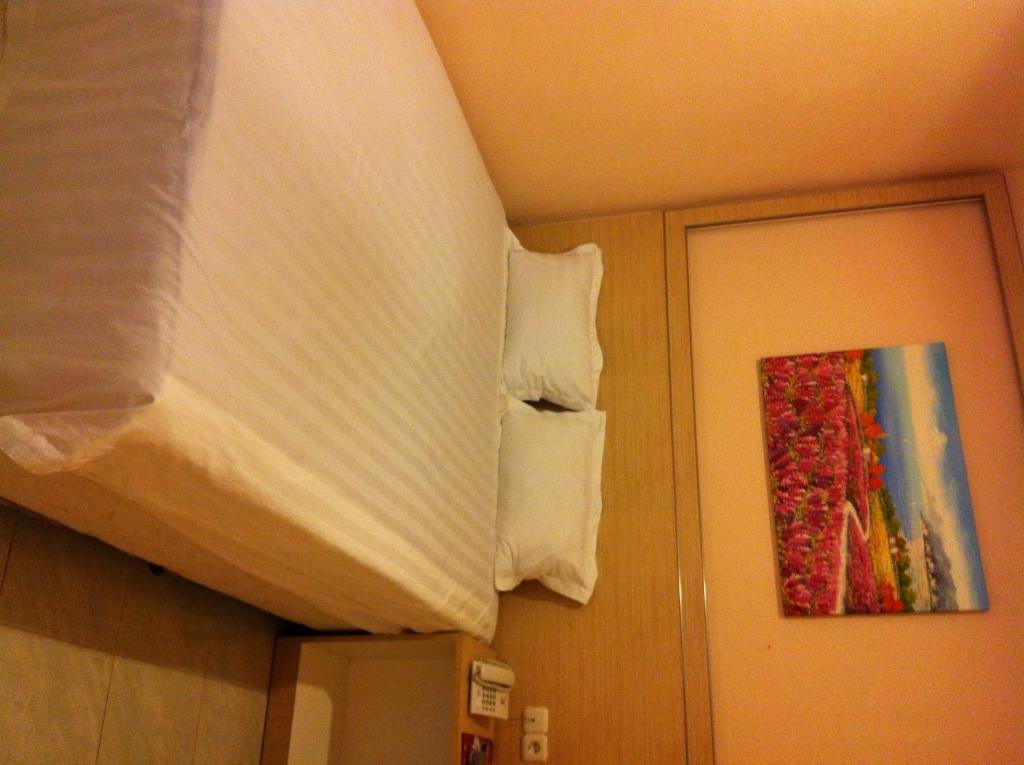 Hotel Paramount Biringkanya Phòng bức ảnh